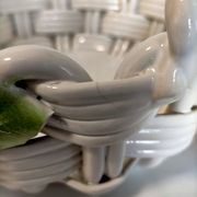 Plat en céramique tressée