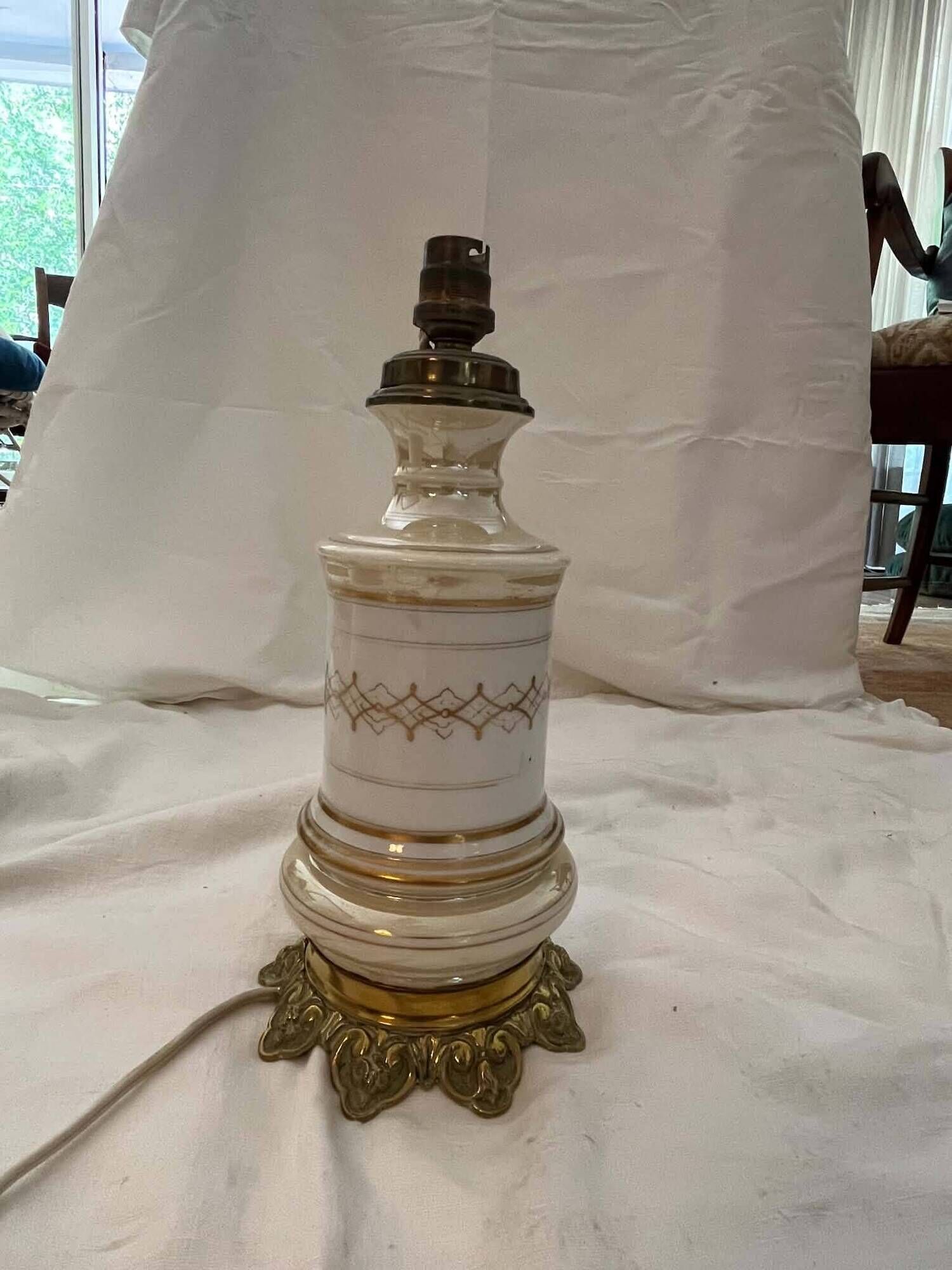 Lot including 2 oil lamps from the 19th century, equipped with their electric wire.