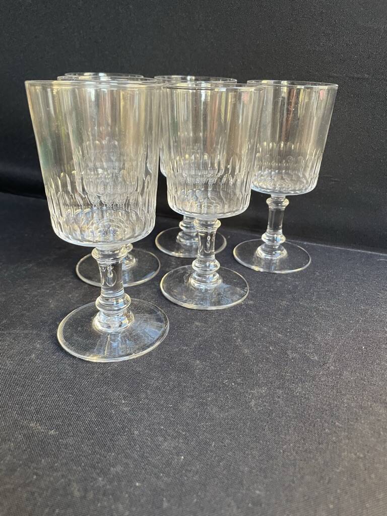 6 wine glasses – light cut crystal