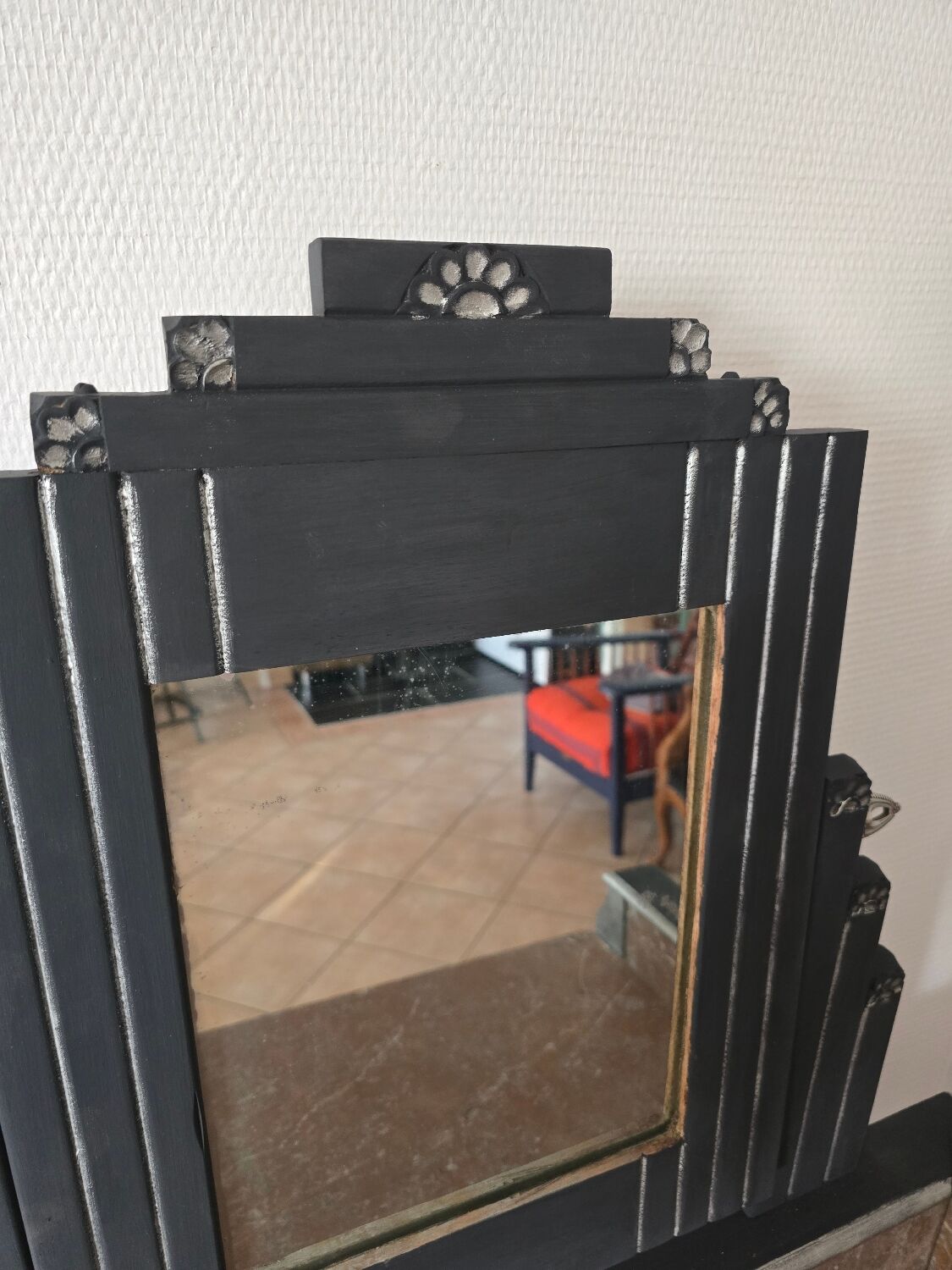 Art Deco dressing table with a movable mirror.