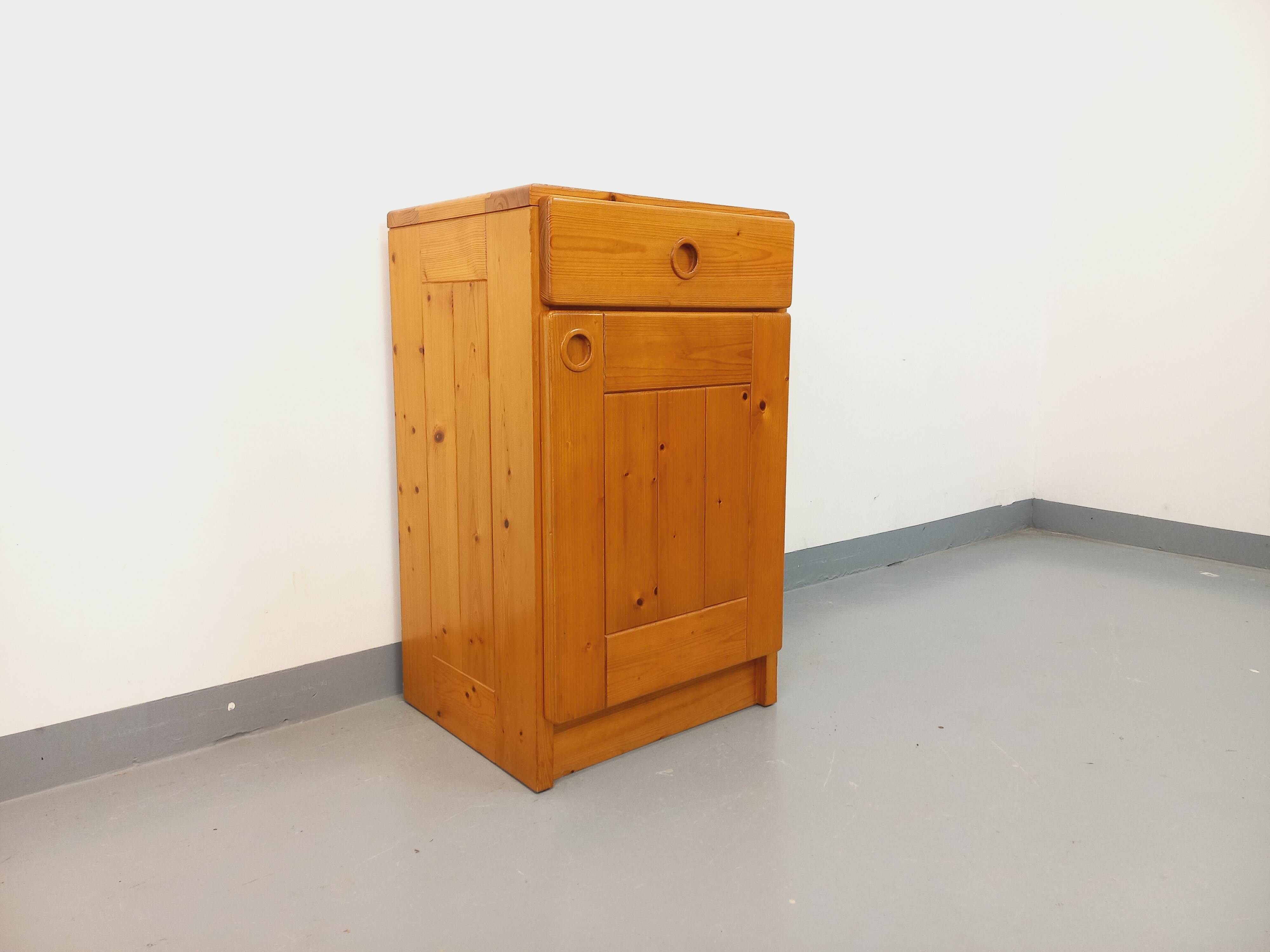Meuble de rangement sélectionné par Charlotte Perriand Les Arcs vintage en pin des années 60 70