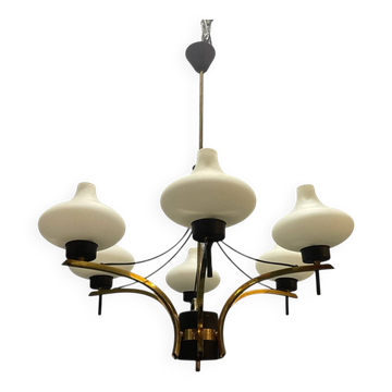 Lustre à six lumières en laiton et verre opalin des années 1950
