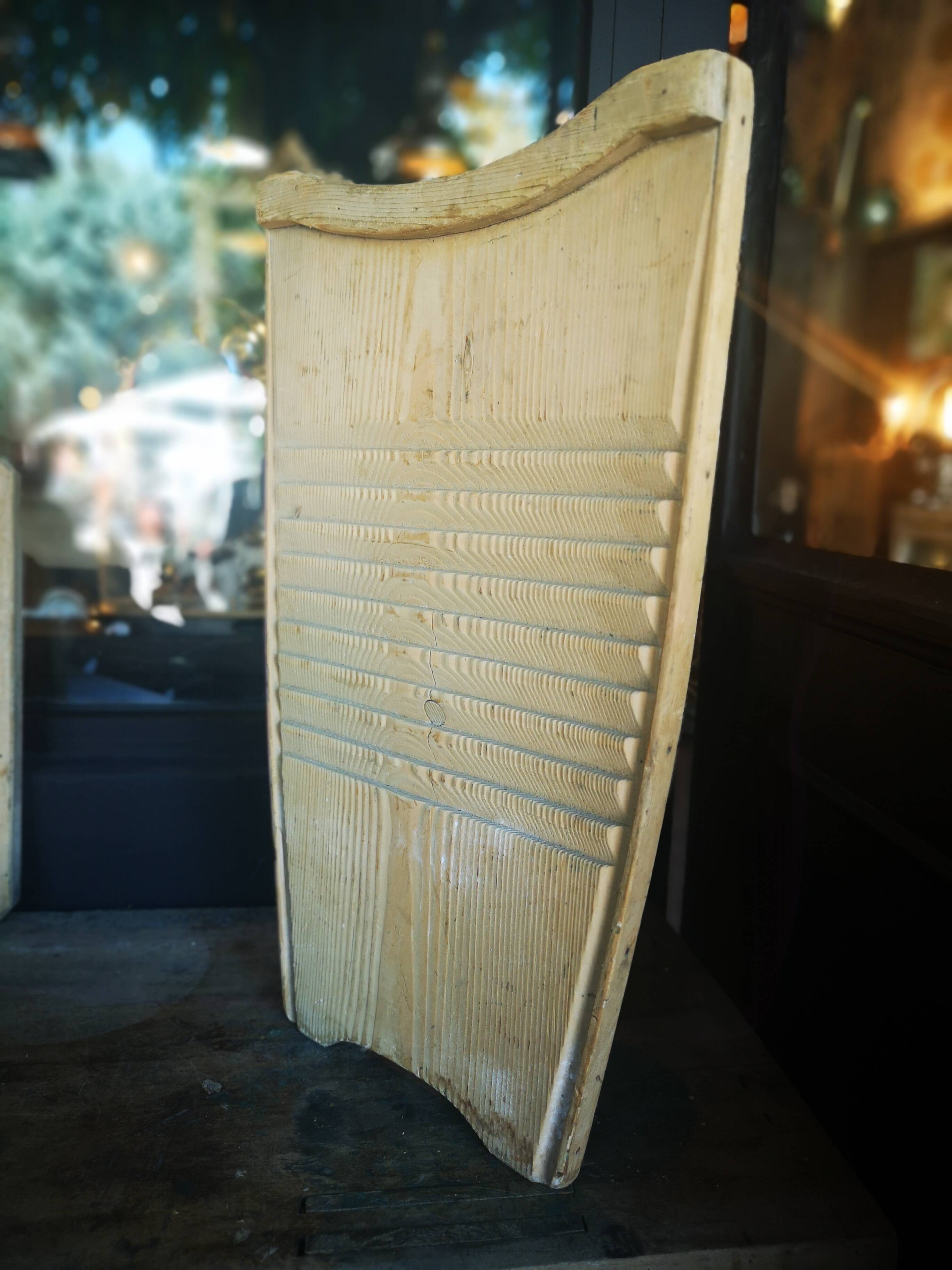 Wooden board to wash laundry