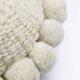 Mini coussin rond à pompons blanc en laine