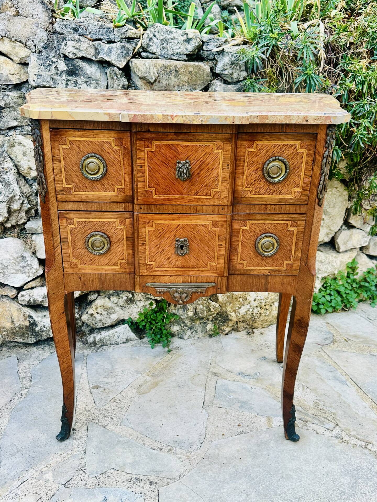 Commode sauteuse à ressaut en Marqueterie de bois de style Transition 