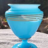 Vase balustre en opaline bleue