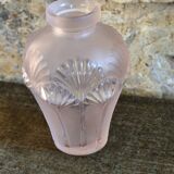 Vase en verre rose