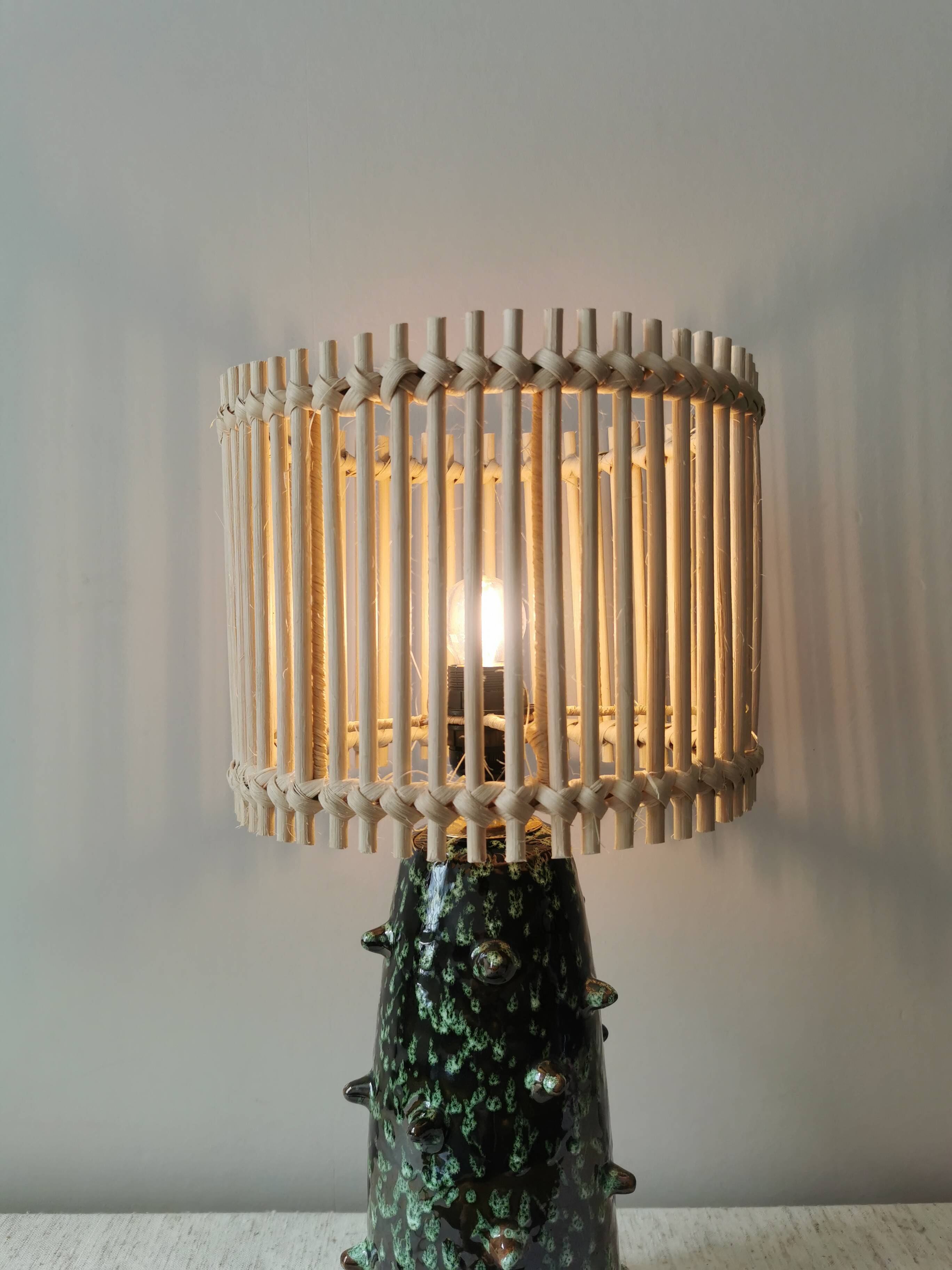 Lampe Tanjia en céramique avec abat-jour en rotin – 60×30 cm – Fabrication artisanale marocaine