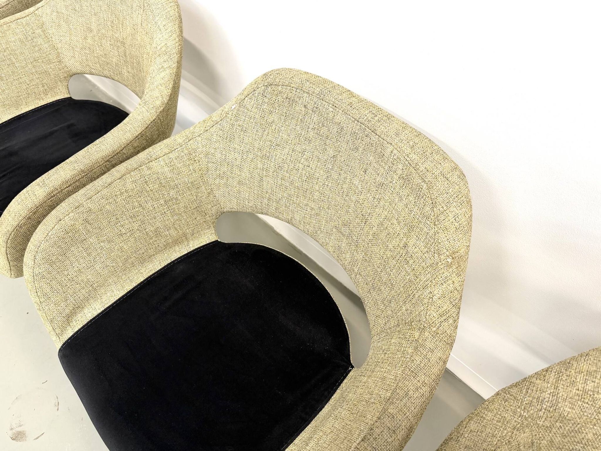 Series of six swivel chairs with organic shell, mottled fabric and base dis