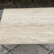Table basse en travertin 