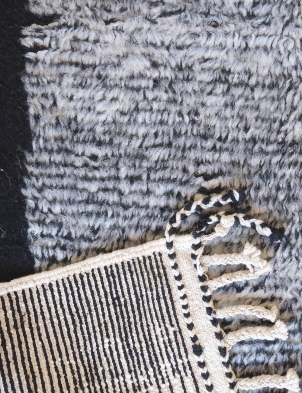 Black and White Rug - 255 x 157 cm