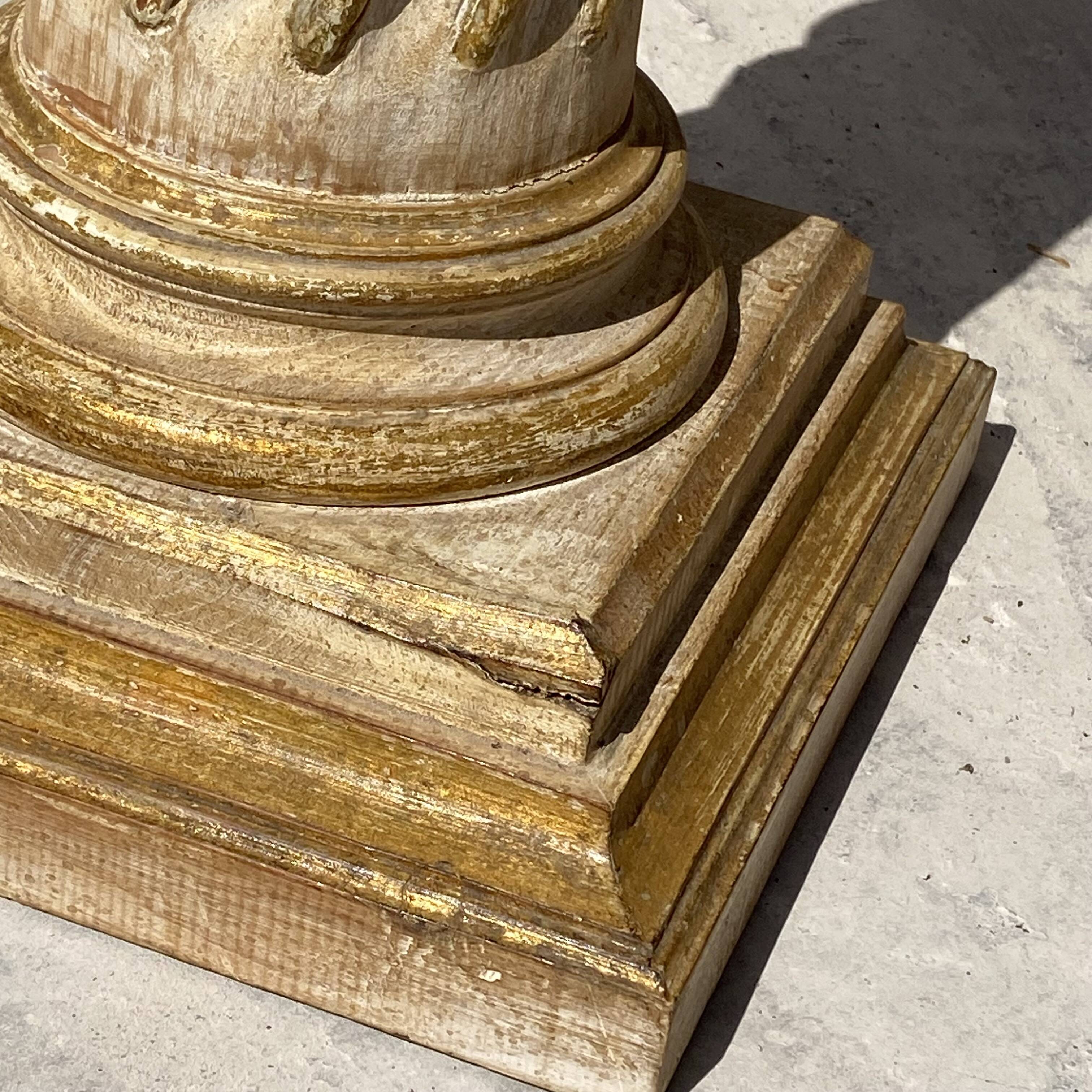 Wooden column in Corinthian style with gilding.