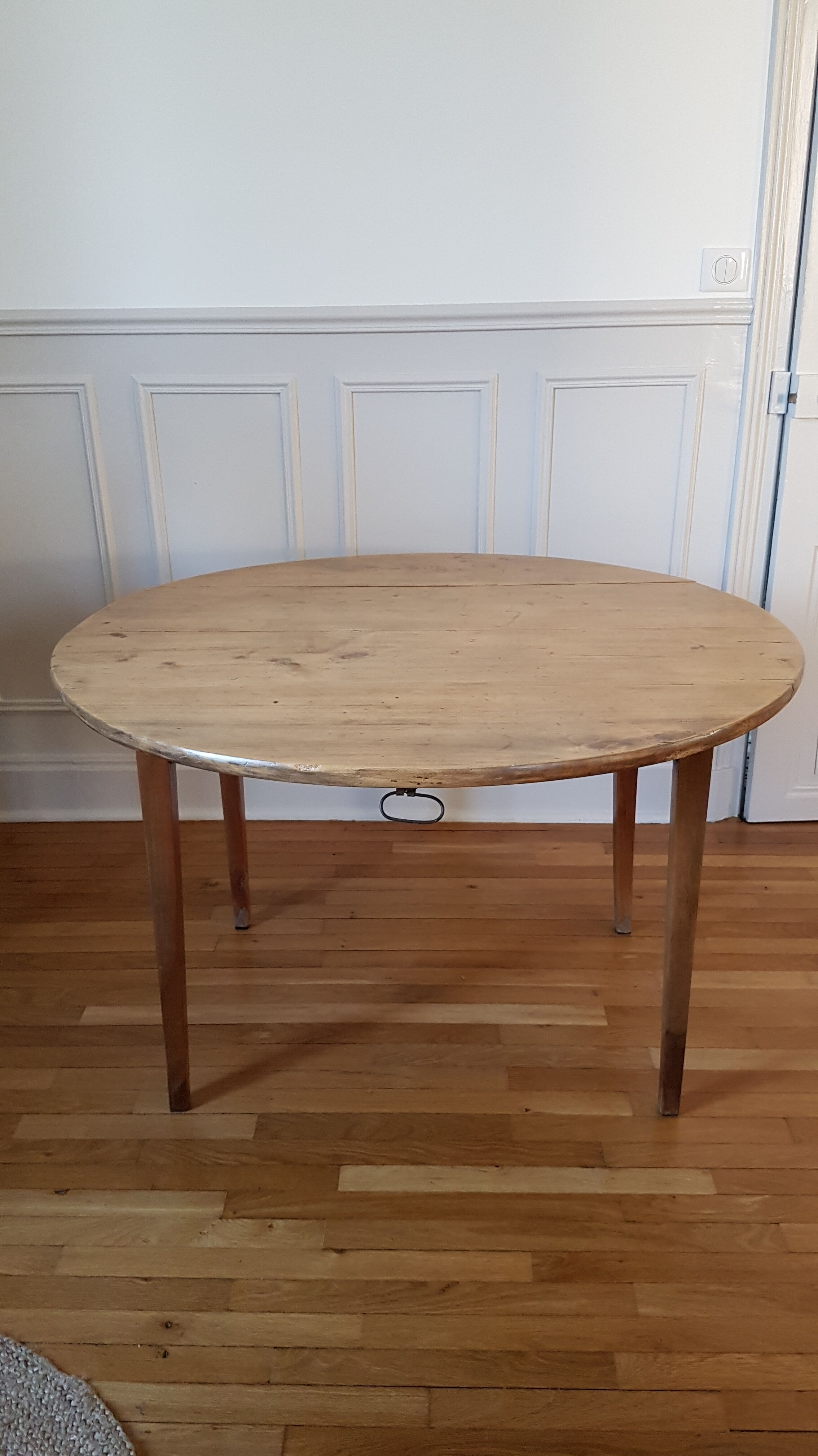 Round table with flaps