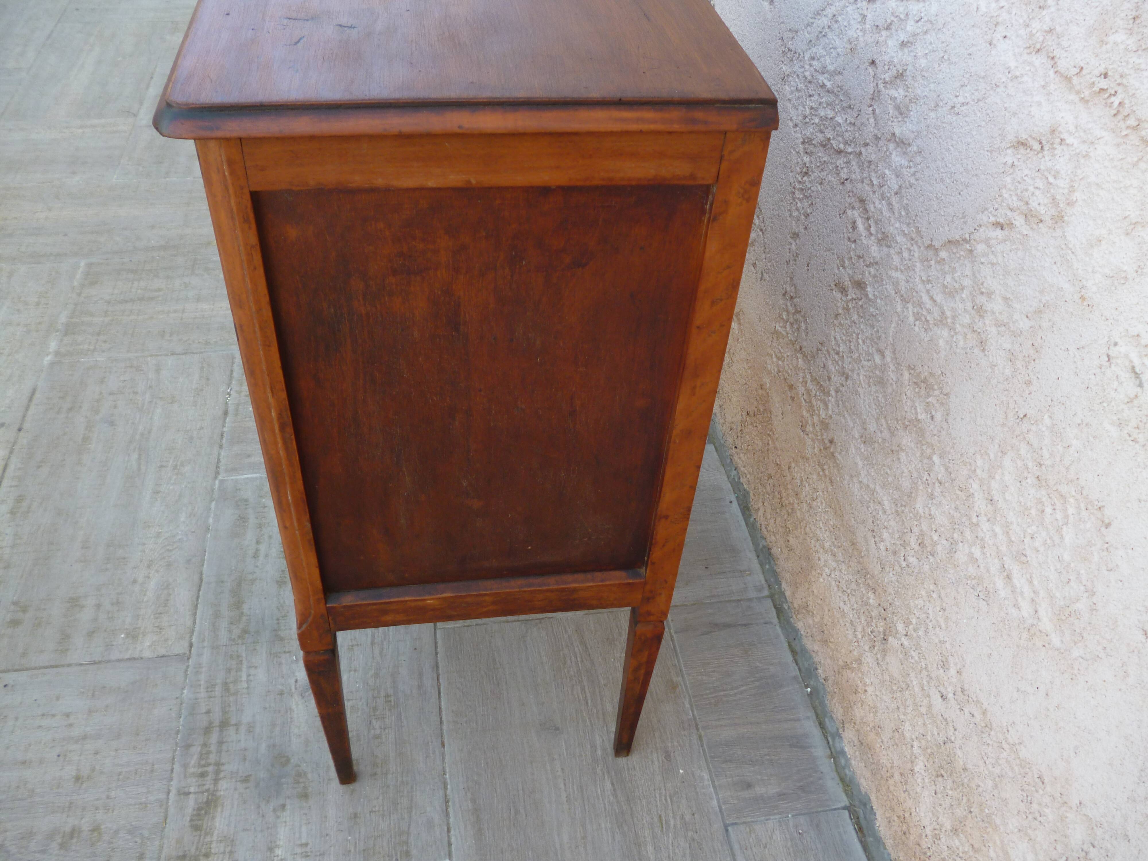 Style Louis XVI dresser