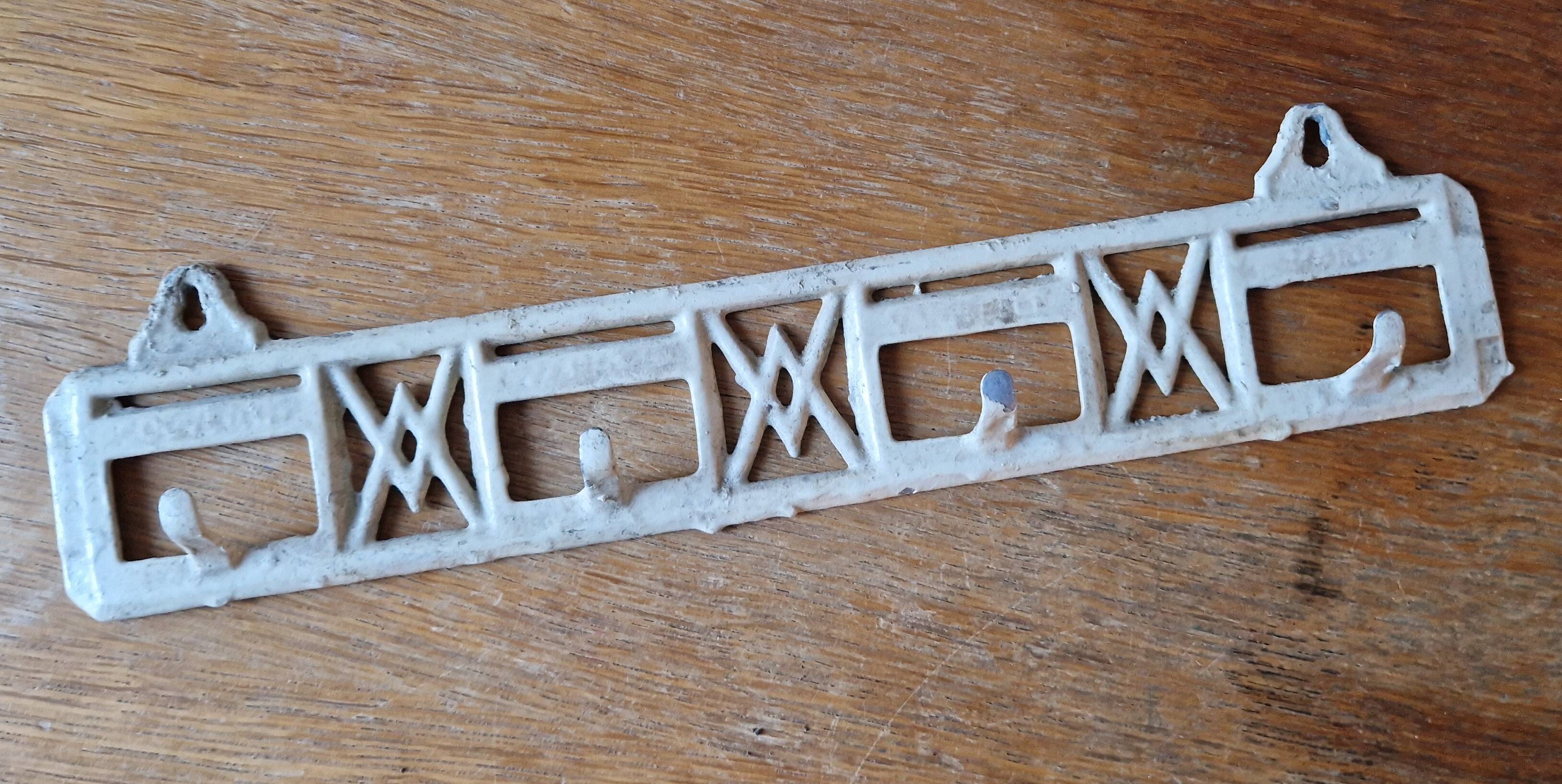 Tea towel hanger in cast aluminum, retro 1950s