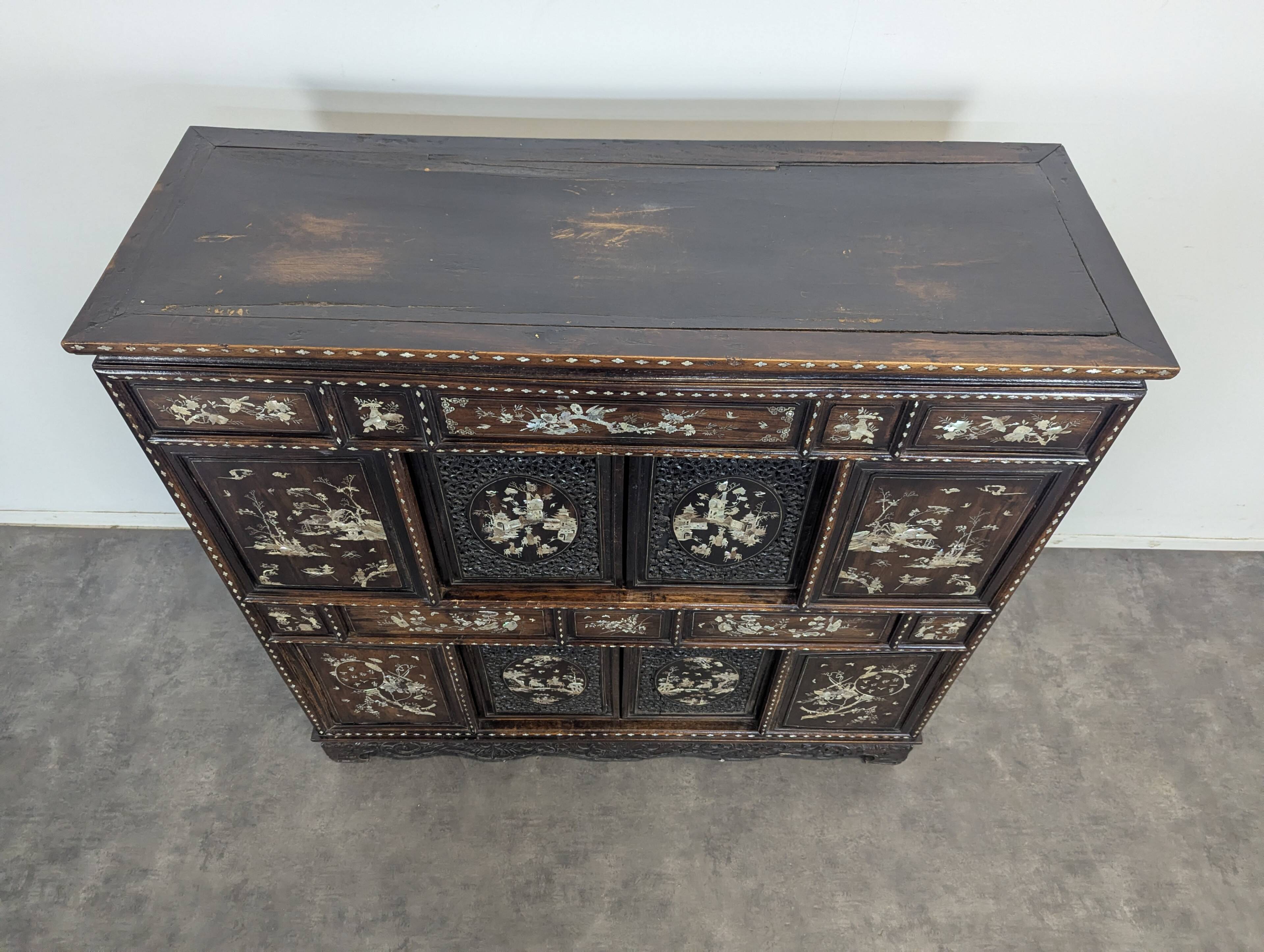 Cabinet Indochine Vietnam en bois exotique marqueterie de nacre