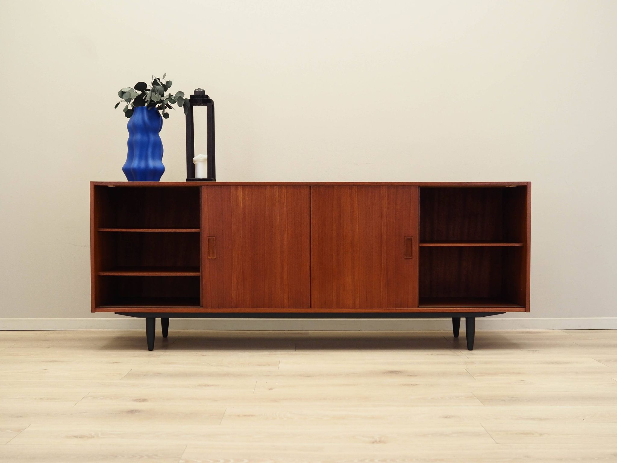 Enfilade en teck, design danois, années 1970, production : Danemark
