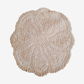 Openwork round placemat, with ecru cashmere patterns, hand-embroidered. 50s of the last century.