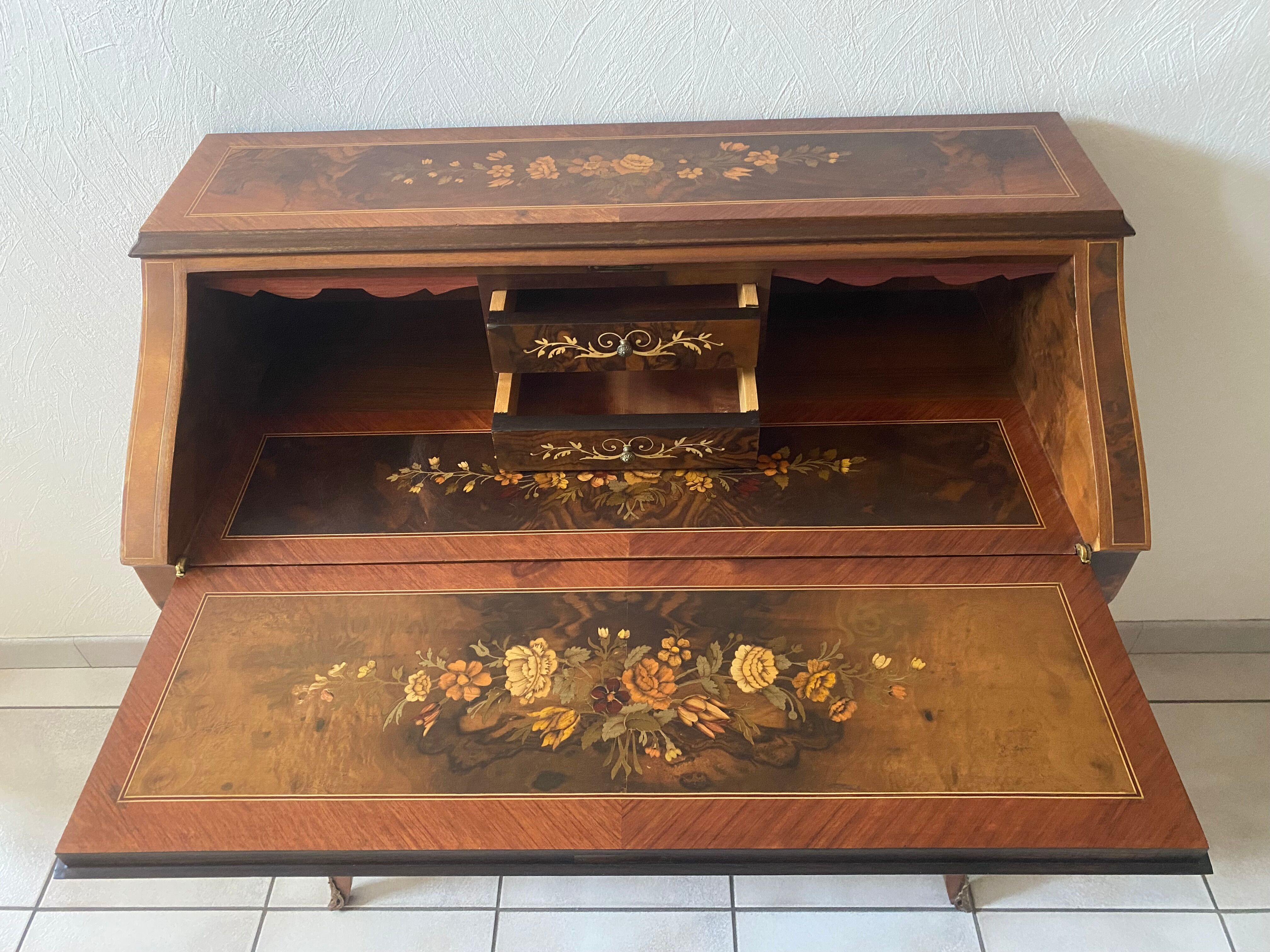 Drop-leaf desk