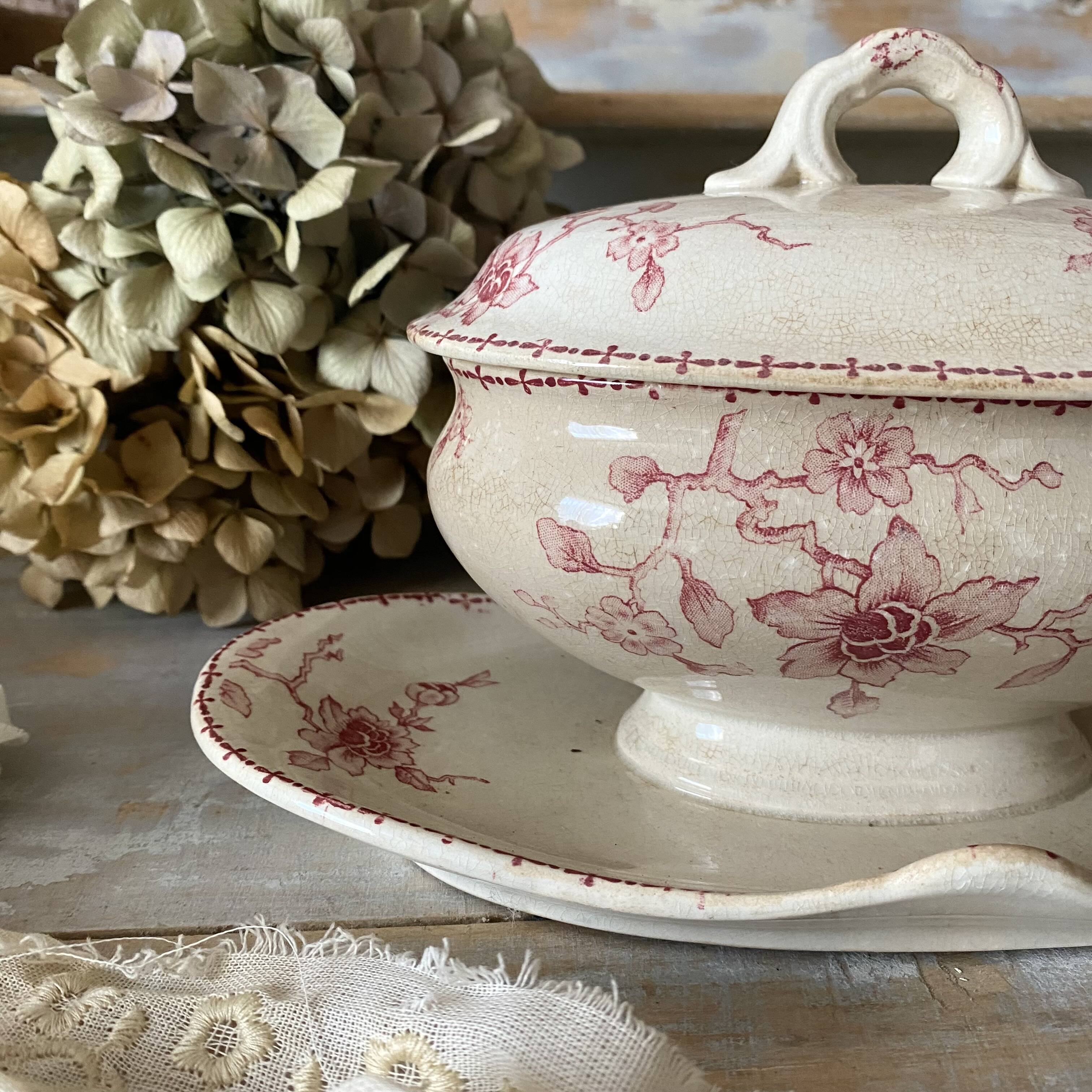 Lunéville ironstone sauceboat, Dutch model