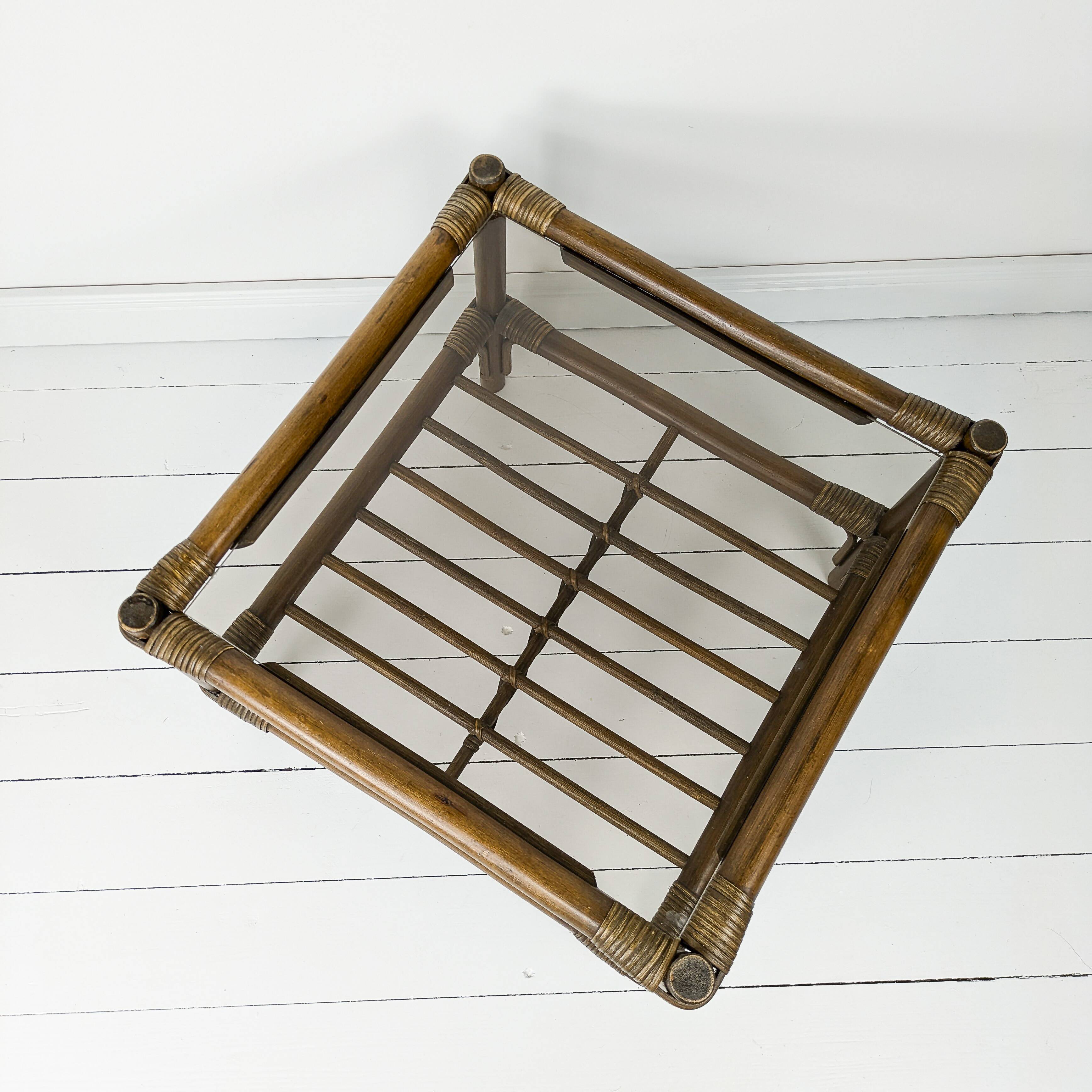 Table basse en bambou marron foncé plateau en verre Mid Century Vintage Rattan Skandi Boho Danish De