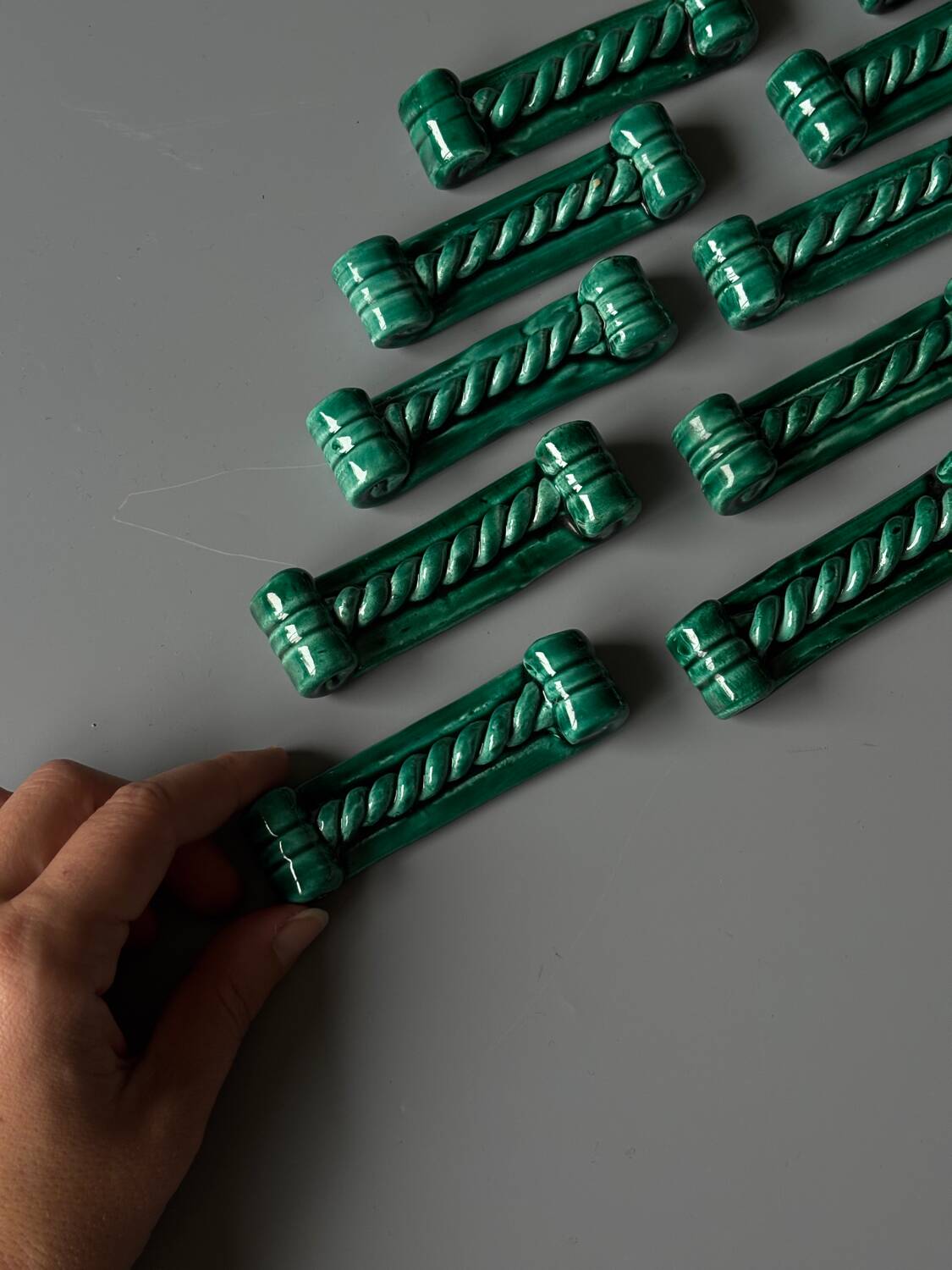 10 porte-couteaux en céramique verte Vallauris