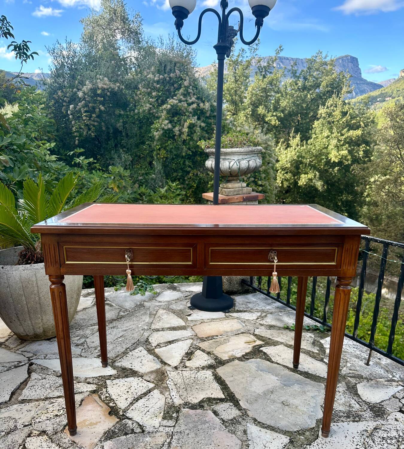 Flat desk in mahogany in the Louis XVI style.