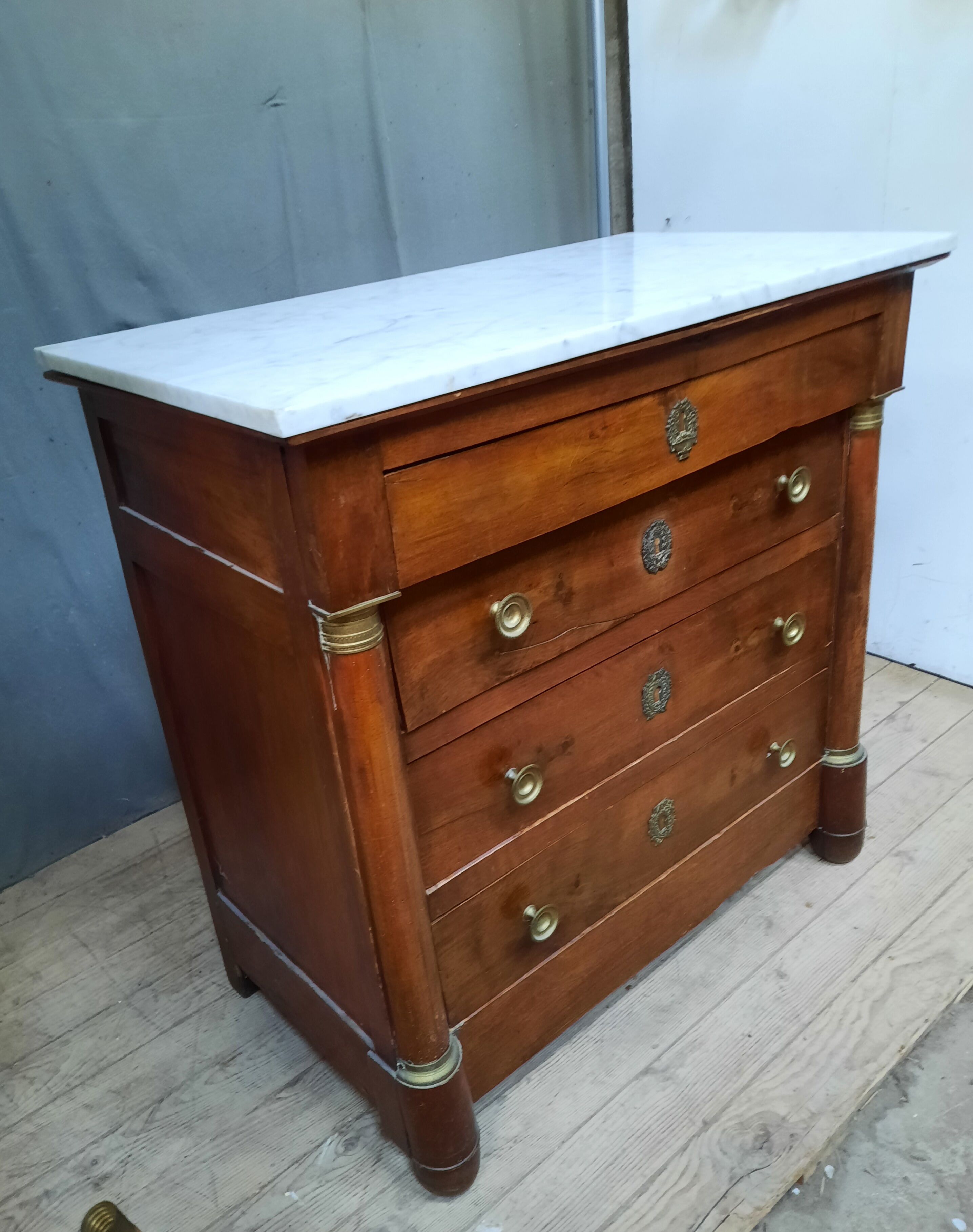 Commode empire à demi colonne