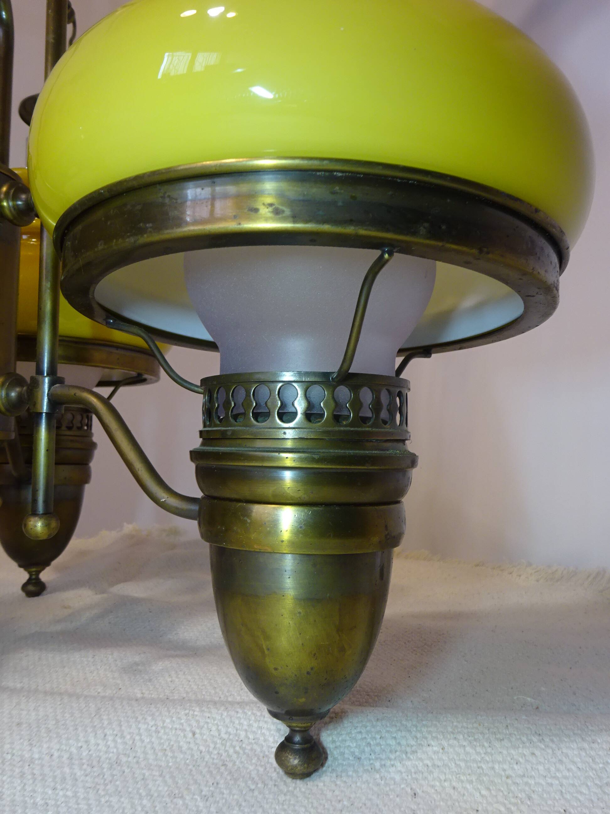 Large 3-light chandelier in glass, opaline and brass