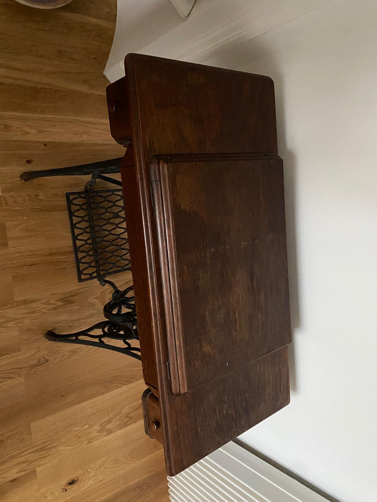 Table sewing machine singer