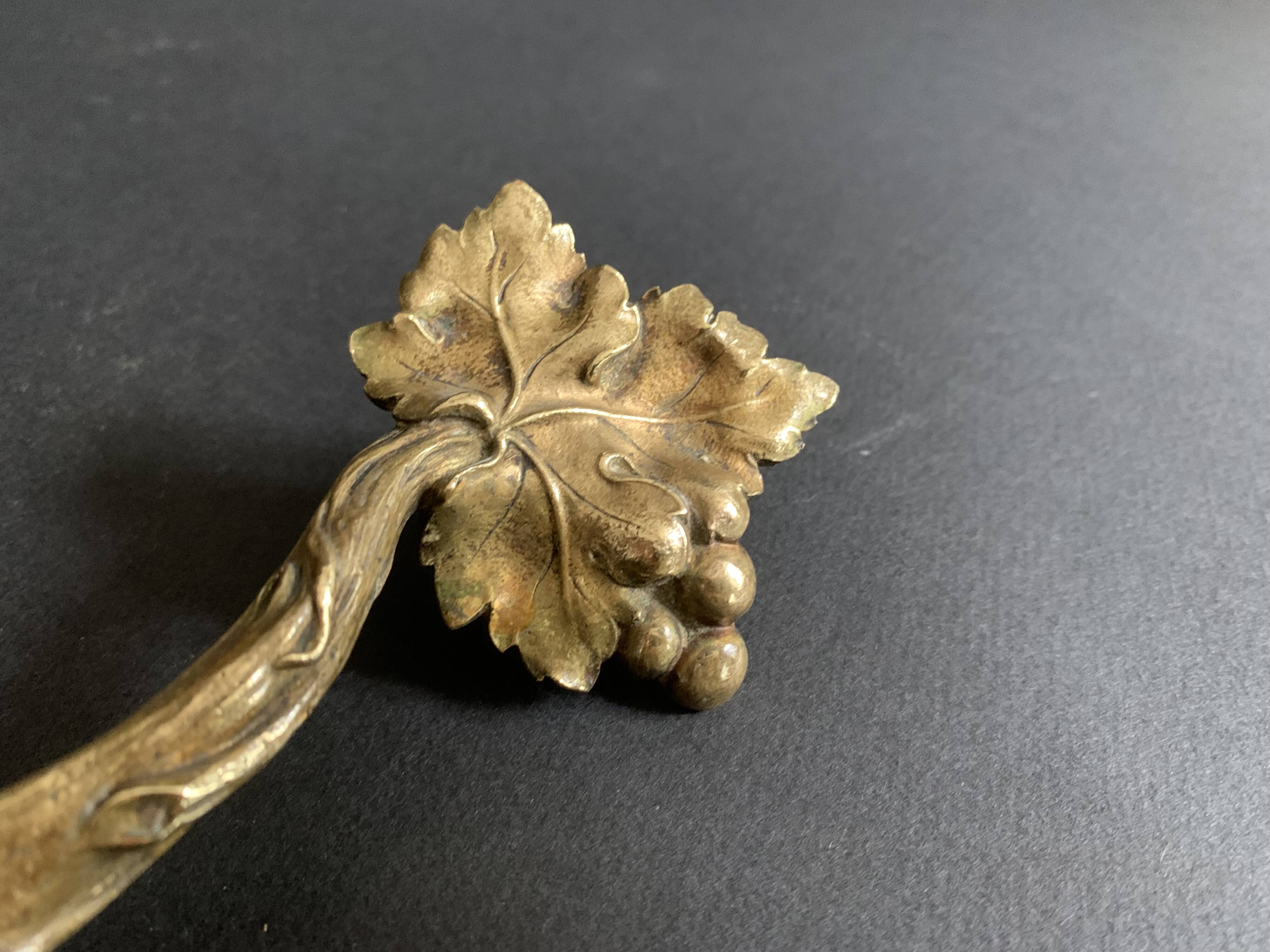 Pair of Art Nouveau bronze handles decorated with vine leaves, 1930