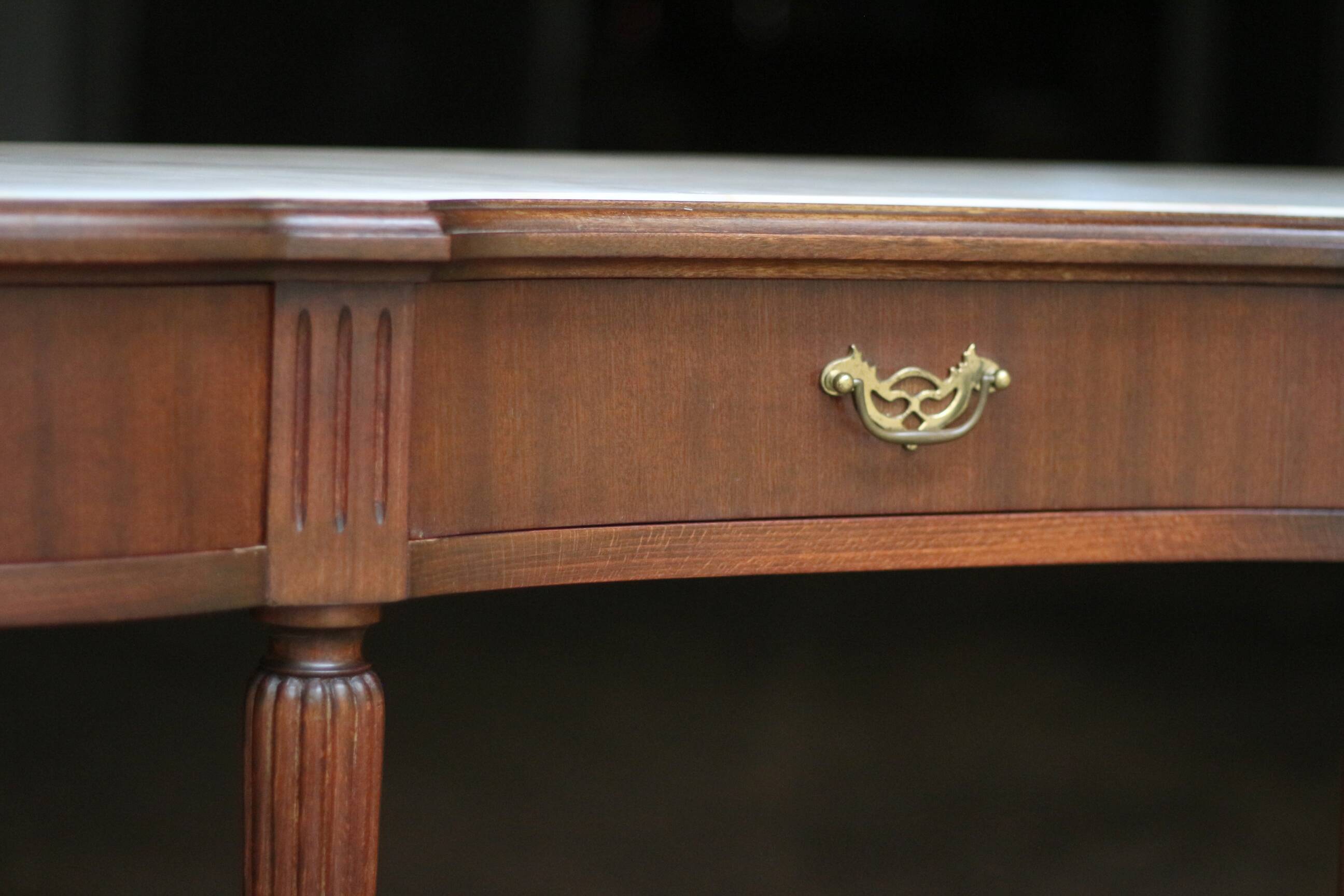 Superb mahogany and marble console table (early 20th century).
