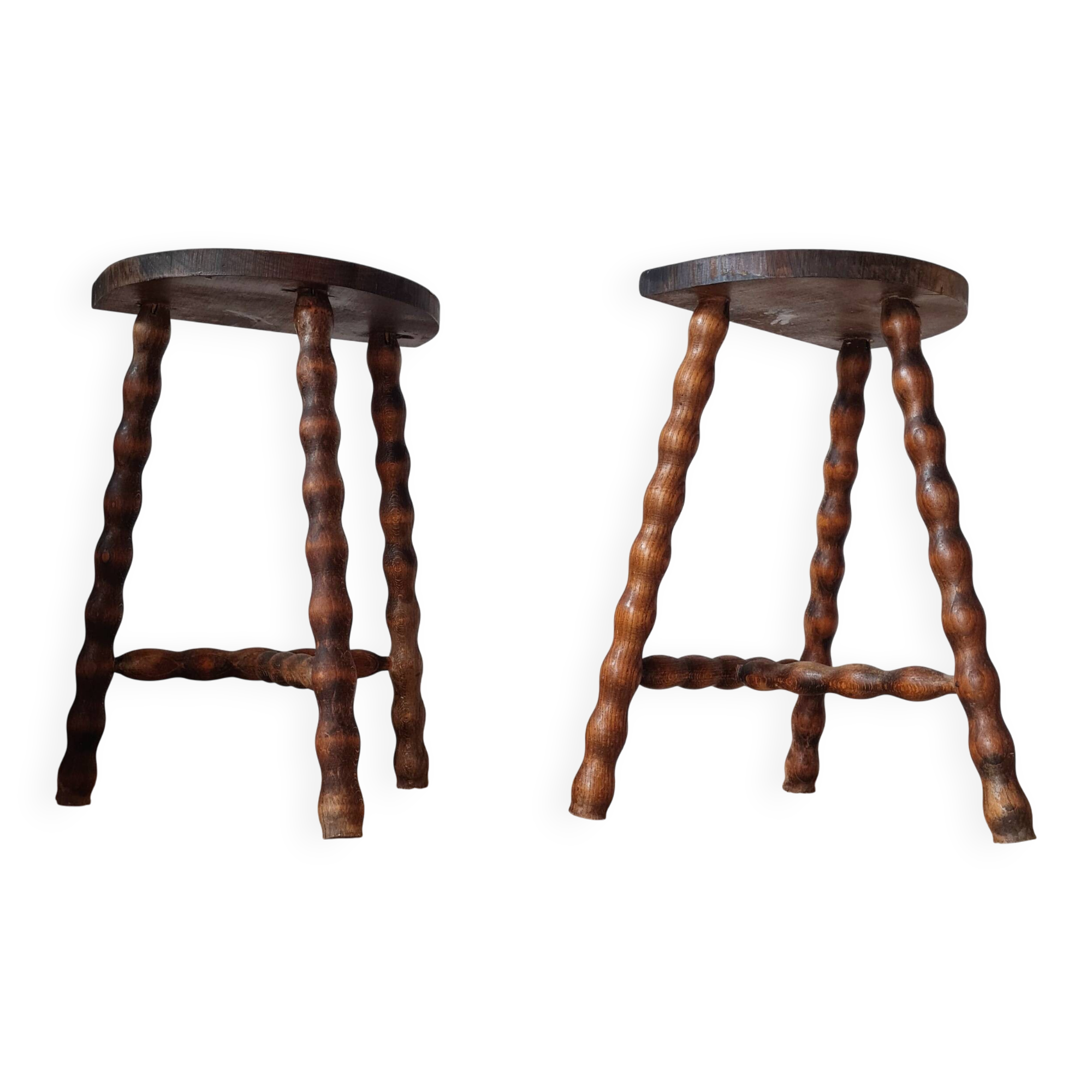 Tabourets tripodes en bois tourné - plateau demi lune