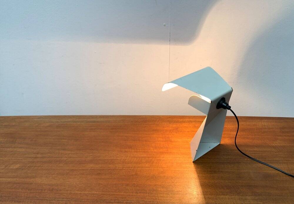 Lampe de table minimaliste en tole de l'ère spatiale italienne des années 60 par G. Grego.