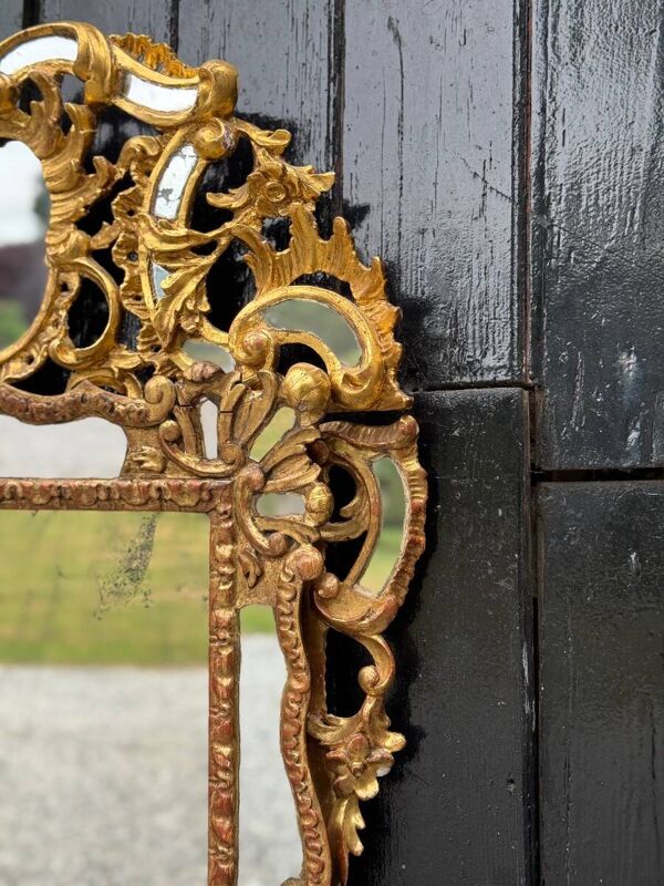 Miroir de style baroque en bois sculpté et doré, Empire austro-hongrois, début XIXème siècle