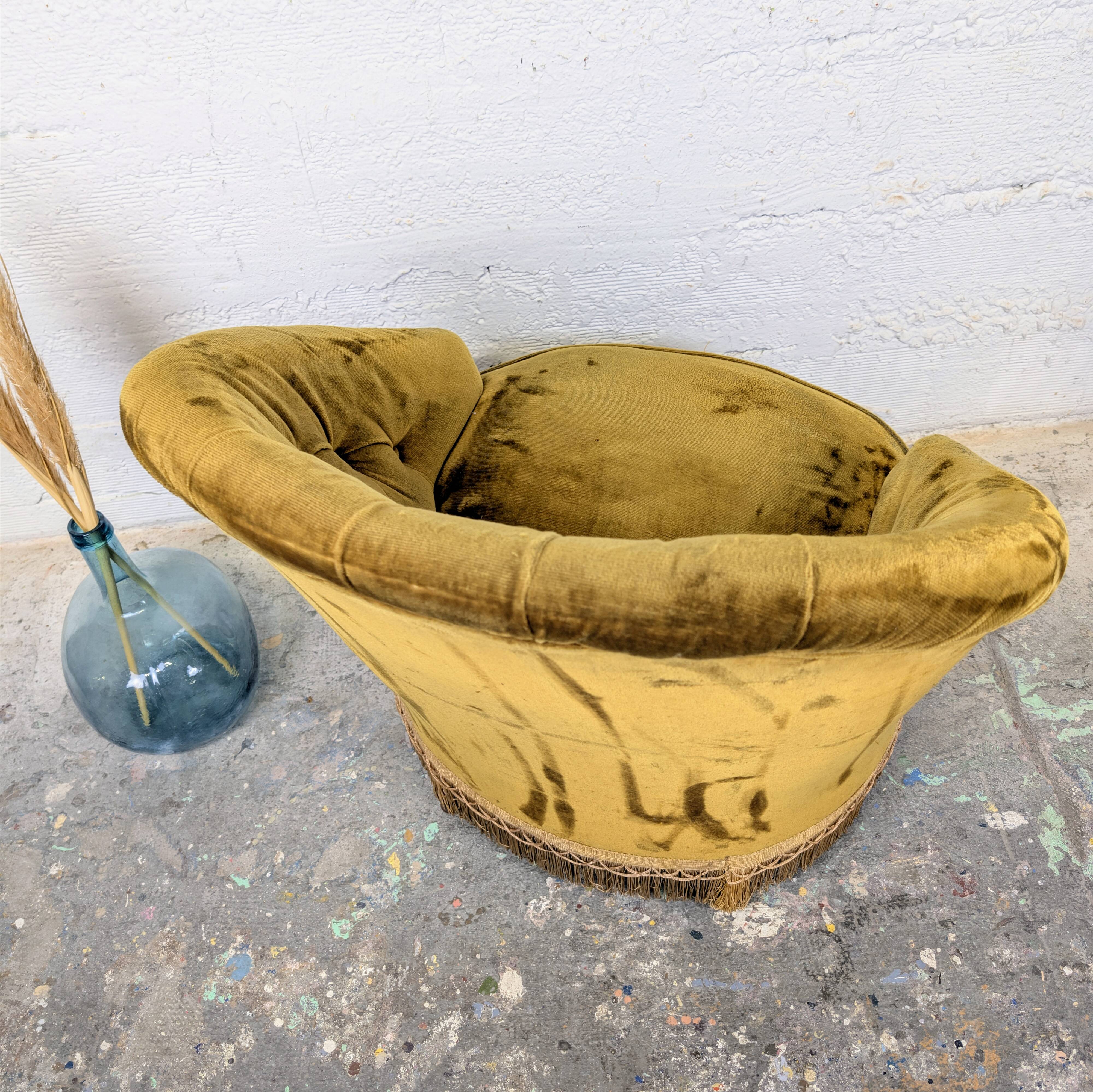 Buttoned frog armchair