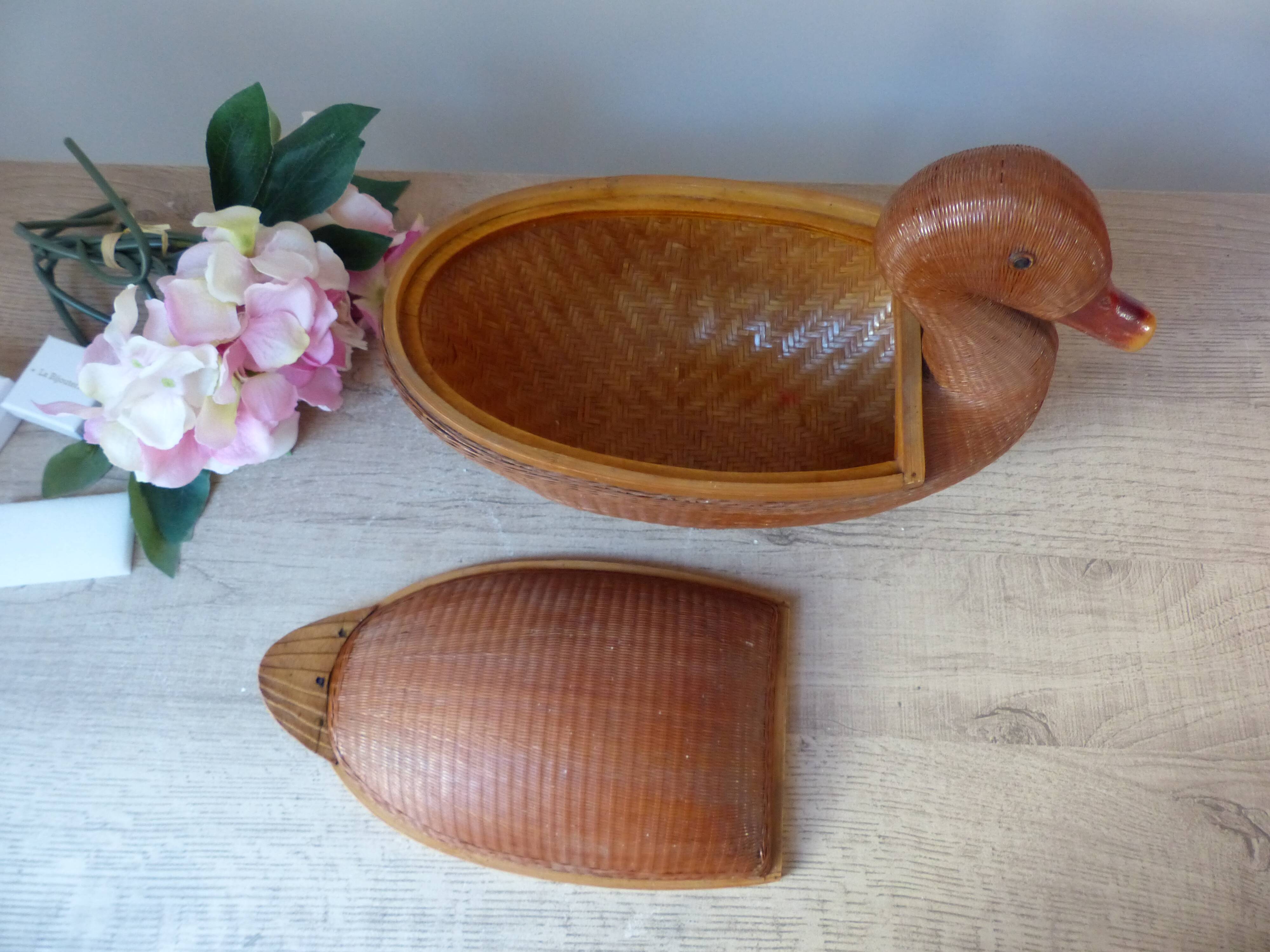 Vintage Chinese wicker duck – woven basket from the 1970s with a lid.