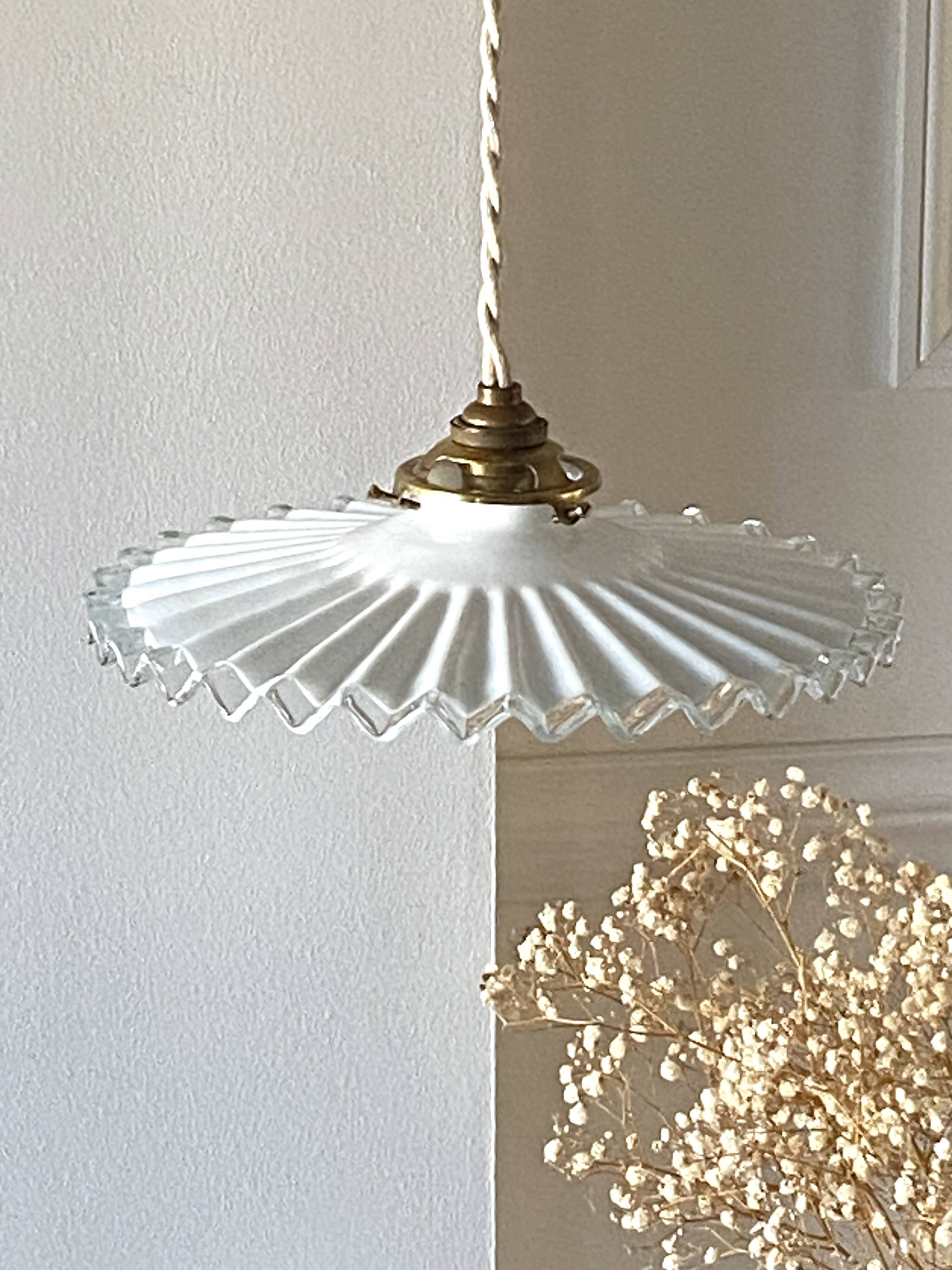 Suspension in pleated opaline
