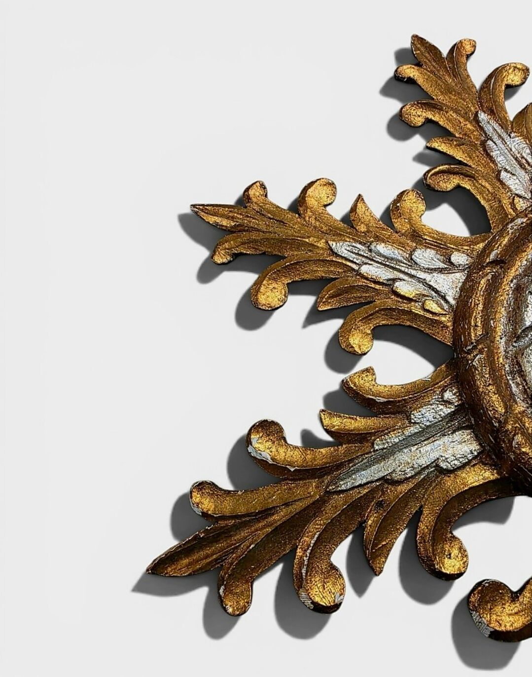 "Witch mirror 'Sun' in gilded wood with acanthus leaf decoration"