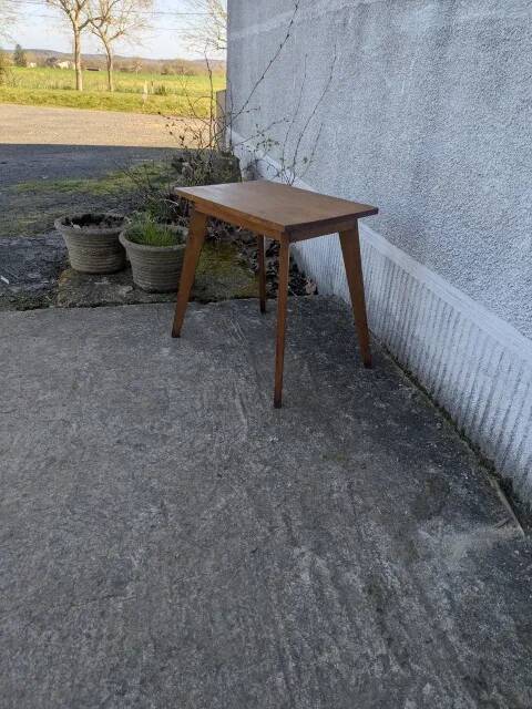 Petite table basse, chevet pieds compas
