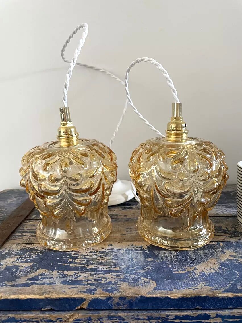Set of two suspensions in gilded chiseled glass