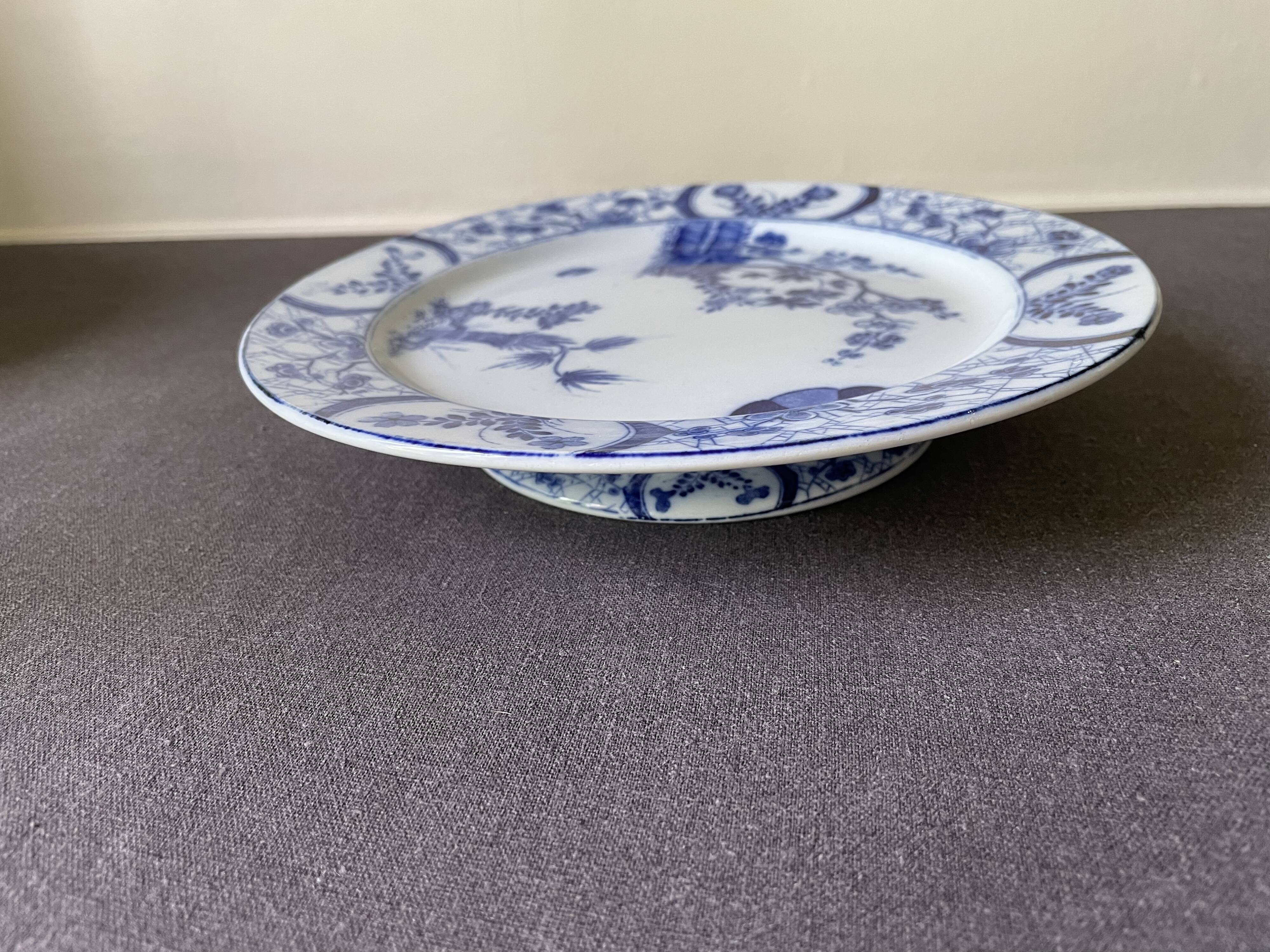Assiette sur piédouche en faïence bleue et blanche Creil & Montereau, service "Japon", XIXème siècle