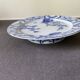 Assiette sur piédouche en faïence bleue et blanche Creil & Montereau, service "Japon", XIXème siècle