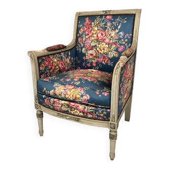 Bergère de style Directoire en bois laqué gris, tissu soyeux à motifs de fleurs