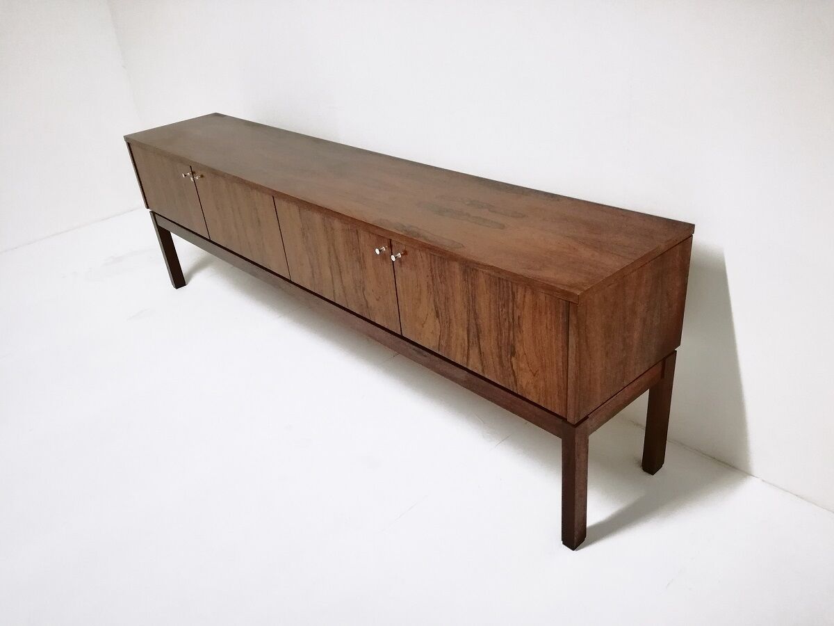 Enfilade scandinave basse en palissandre  C.1960