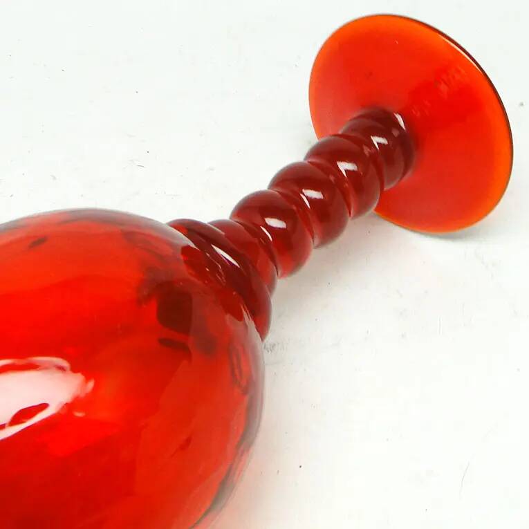 Gobelet décoratif baroque, en verre rouge, KIS, Institut du verre de Cracovie, années 1970