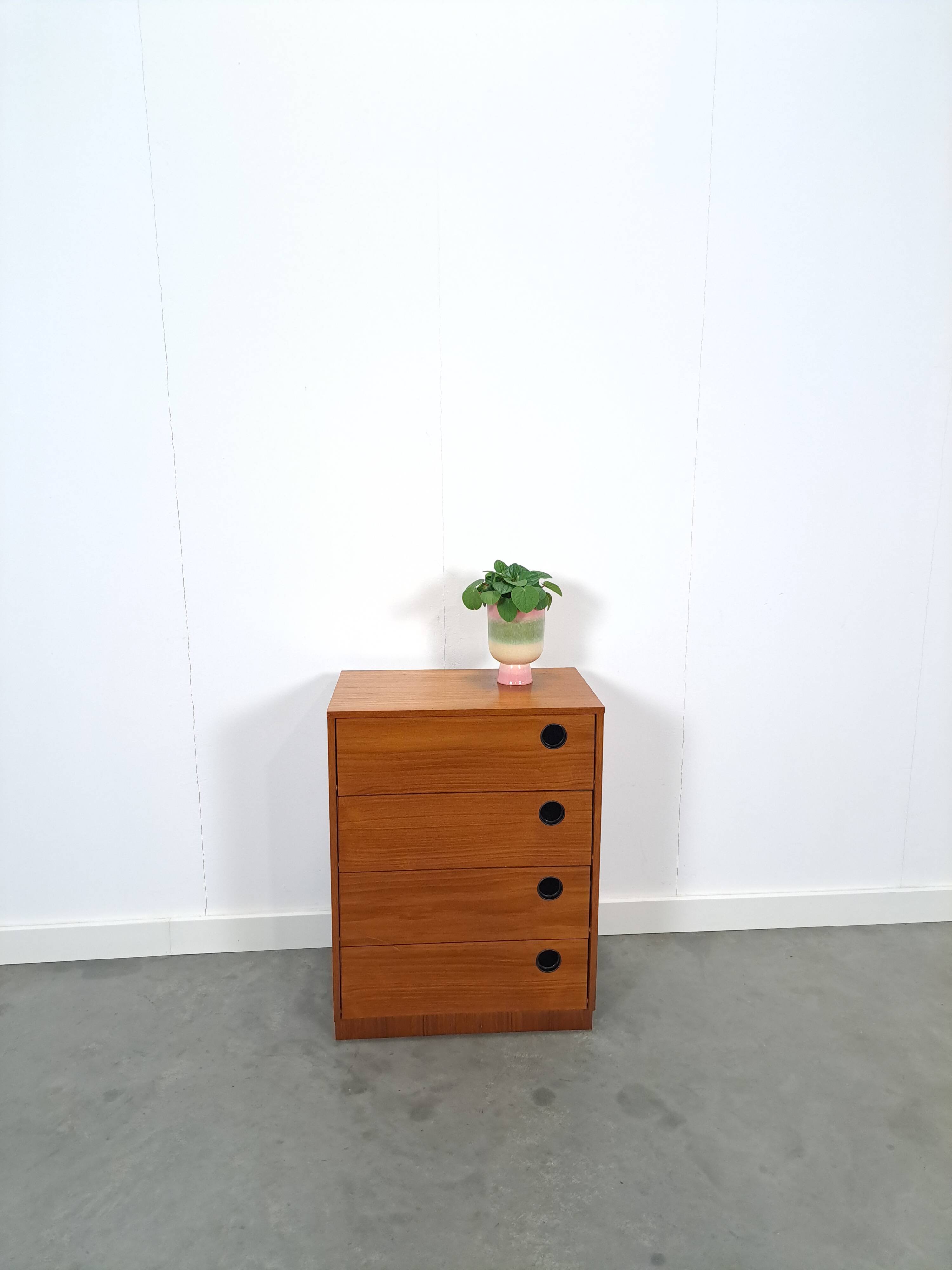 Schoenenkast met zwarte ronde grepen, nr. 2