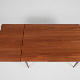 Table à manger danoise du milieu du siècle en teck et chaussettes noires par Niels Otto Møller années 1960