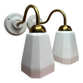 Paire d’appliques murales tulipes en opaline blanche