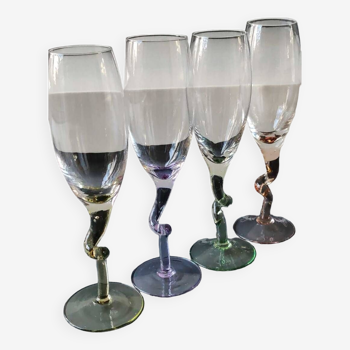 Lot 4 Grandes Flûtes à champagne/Pied design torsadé, coloré. Haut 22,5 cm